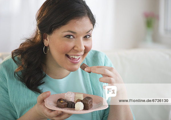 Frau essen Schokolade