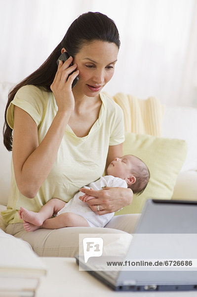 sprechen halten Mutter - Mensch Baby telefoniert