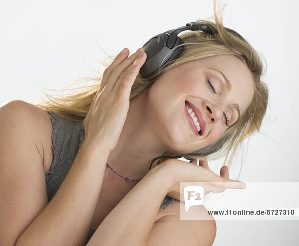 blond  Frau  zuhören  Kopfhörer  Musik