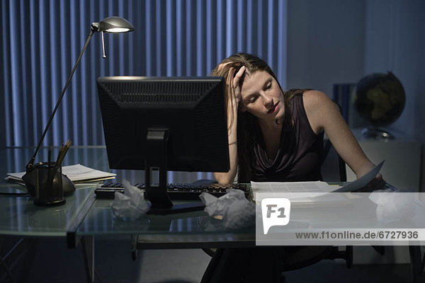 Weiblich working spät in office