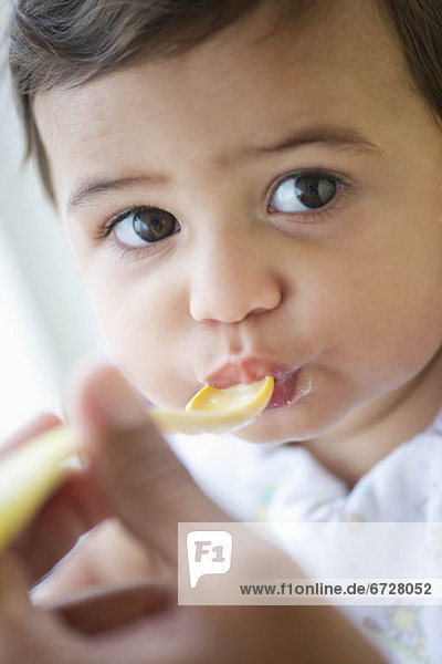 Löffel  Kunststoff  essen  essend  isst  Mädchen  Baby