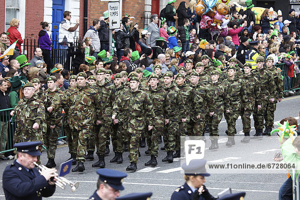 Tag Heiligtum März marschieren Militär Parade
