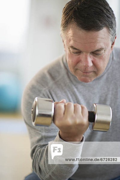 Vereinigte Staaten von Amerika  USA  benutzen  Fitness-Studio  Mann  Hilfe  Sport  Gewicht  Ausbilder  Jersey City  New Jersey