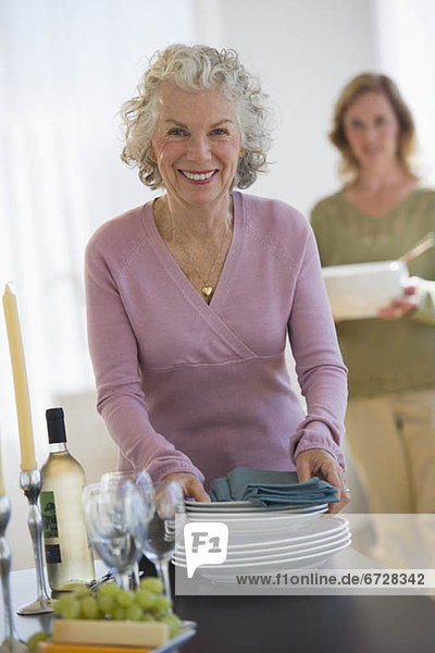 Vereinigte Staaten von Amerika USA Senior Senioren Portrait Frau halten Teller