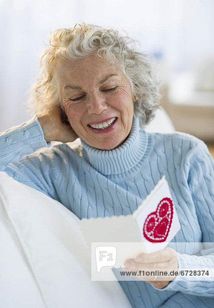 Vereinigte Staaten von Amerika USA Senior Senioren Frau Zimmer Valentinstag Wohnzimmer Karte vorlesen