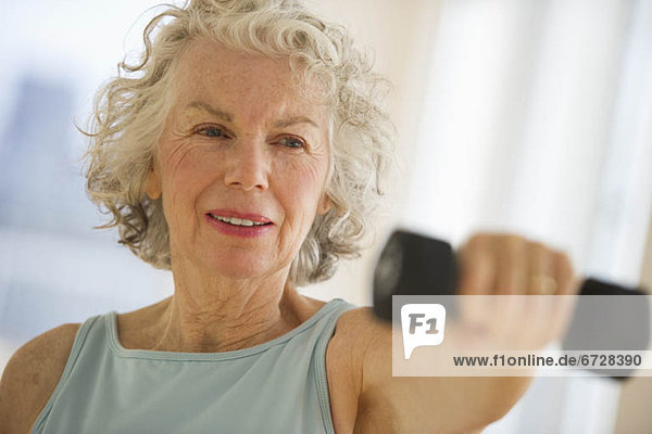 Vereinigte Staaten von Amerika  USA  Senior  Senioren  benutzen  Fitness-Studio  Frau  Hantel  Jersey City  New Jersey