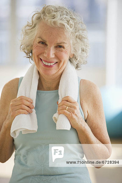 Vereinigte Staaten von Amerika  USA  Senior  Senioren  Fitness-Studio  Portrait  Frau  Handtuch  Jersey City  New Jersey