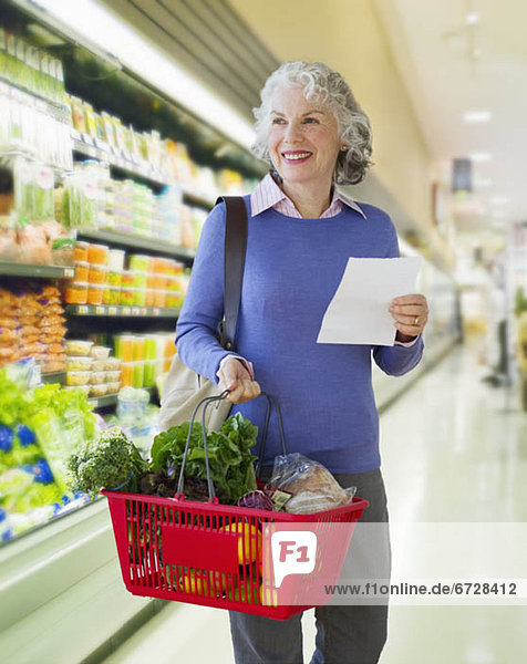 Vereinigte Staaten von Amerika  USA  Senior  Senioren  Frau  tragen  Korb  kaufen  Jersey City  New Jersey  Supermarkt