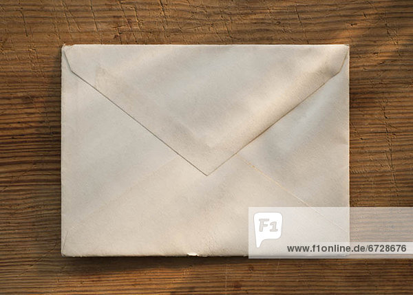 Holztisch Briefumschlag unbeschrieben