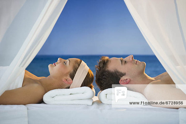 Vereinigte Staaten von Amerika USA liegend liegen liegt liegendes liegender liegende daliegen Portrait Spa jung Jersey City New Jersey