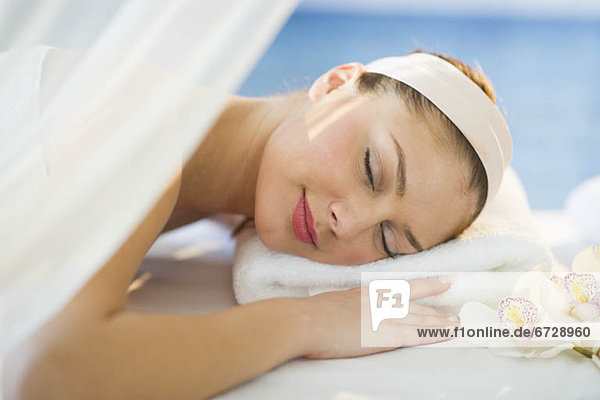 Vereinigte Staaten von Amerika USA Portrait Frau Spa jung Jersey City New Jersey