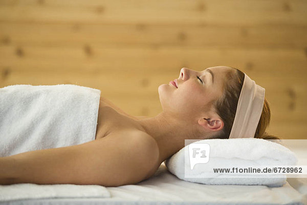Vereinigte Staaten von Amerika USA Portrait Frau Spa jung Jersey City New Jersey