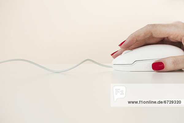 Frau halten Close-up rot polieren Computermaus Maus computer mouse Nagel polnisch
