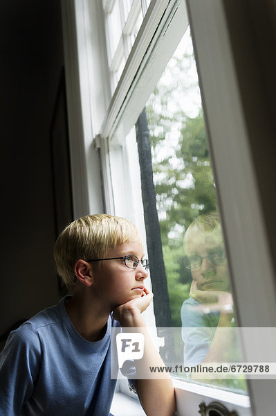 Fenster  Junge - Person  hinaussehen  10-11 Jahre  10 bis 11 Jahre