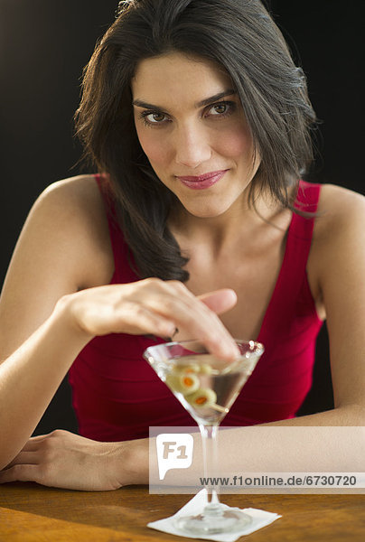 Studioaufnahme  Portrait  Frau  jung  trinken  Martini