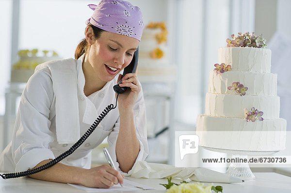nahe junge Frau junge Frauen Fröhlichkeit nehmen Hochzeit Kuchen Ordnung
