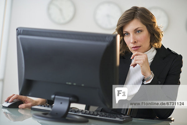 USA  New Jersey  Jersey City  businesswoman working at desk in office
