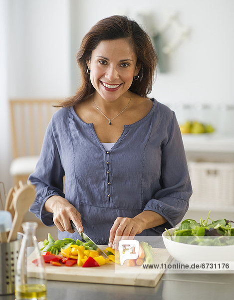 Vereinigte Staaten von Amerika USA Frau Lebensmittel lächeln Vorbereitung Küche