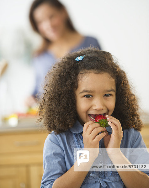 Vereinigte Staaten von Amerika USA Frau lächeln Unscharf Hintergrund Erdbeere 5-9 Jahre 5 bis 9 Jahre essen essend isst Mädchen
