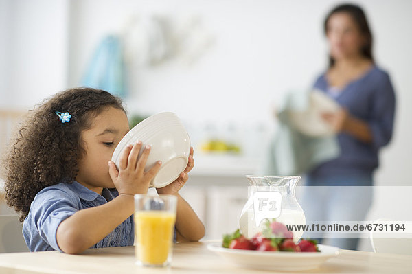 Vereinigte Staaten von Amerika USA Unscharf Hintergrund 5-9 Jahre 5 bis 9 Jahre essen essend isst Mädchen Mutter - Mensch Frühstück