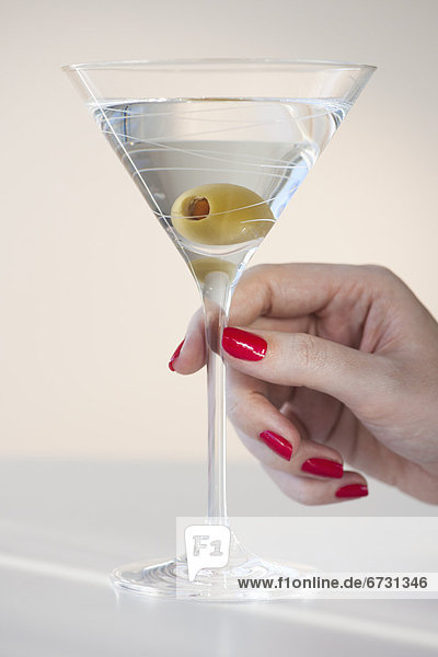 hoch  oben  nahe  Frau  Glas  halten  Olive  polieren  Martini  Nagel  polnisch