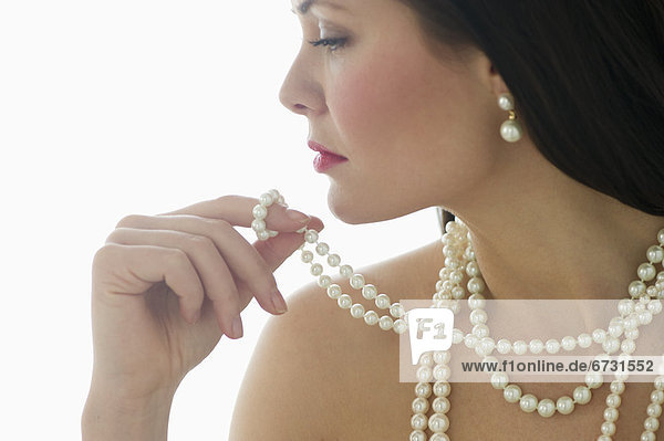 Profil  Profile  Frau  jung  Perle  Kleidung