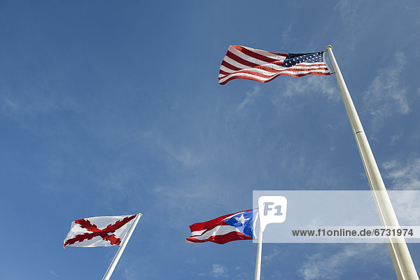 niedrig  Himmel  unterhalb  Fahne  blau  Ansicht  Flachwinkelansicht  Puerto Rico  Old San Juan  Puerto Rico  Winkel