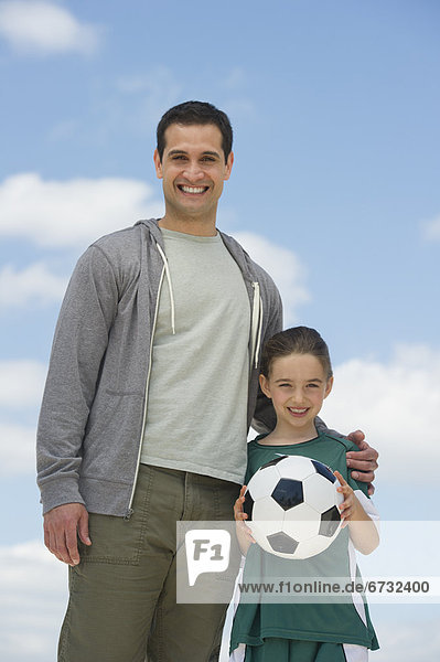 Portrait  Menschlicher Vater  Fußball  Tochter  5-9 Jahre  5 bis 9 Jahre  Ball Spielzeug
