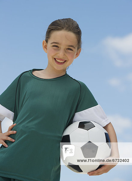 Portrait  halten  Fußball  5-9 Jahre  5 bis 9 Jahre  Ball Spielzeug  Mädchen