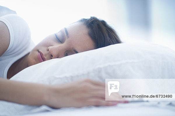 junge Frau junge Frauen Fröhlichkeit Bett schlafen