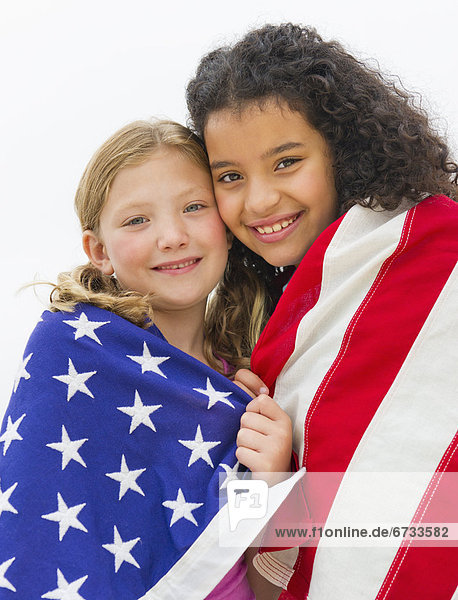 Portrait  Vereinigte Staaten von Amerika  USA  Fahne  Mädchen  5-9 Jahre  5 bis 9 Jahre  umwickelt