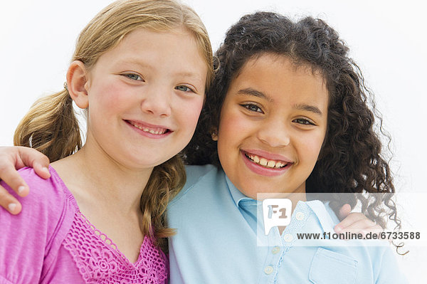 Portrait  umarmen  2  Mädchen  5-9 Jahre  5 bis 9 Jahre