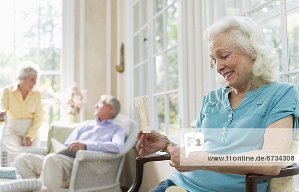 Senior  Senioren  Frau  grüßen  Karte  vorlesen