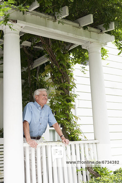 stehend Senior Senioren Mann Vordach