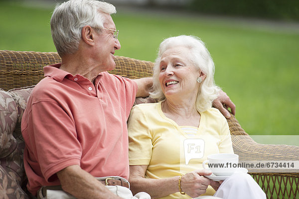Senior  Senioren  Entspannung  Couch  Außenaufnahme