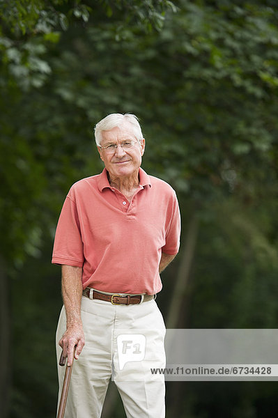 älterer Mann Stand im park