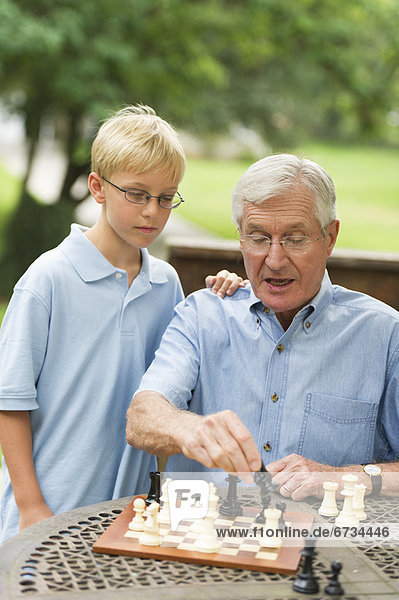 unterrichten  Spiel  Enkelsohn  Großvater  Schach  10-11 Jahre  10 bis 11 Jahre