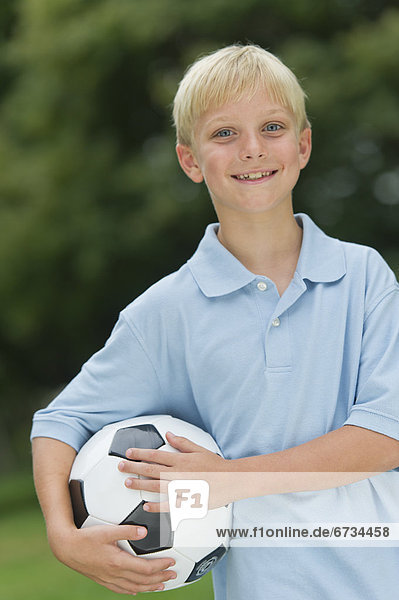 Junge - Person  halten  Fußball  Ball Spielzeug  10-11 Jahre  10 bis 11 Jahre