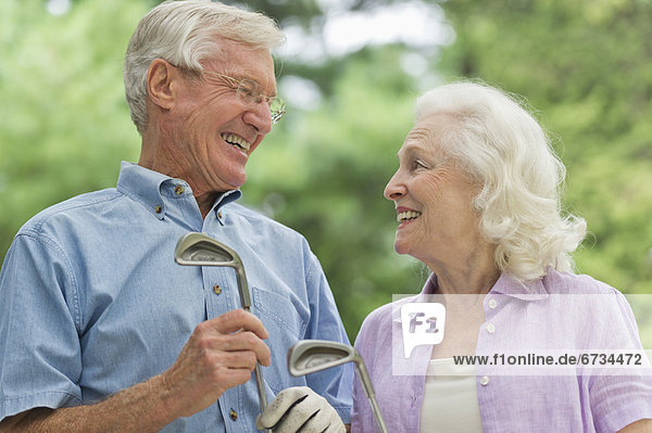 älteres Paar Golf zu spielen