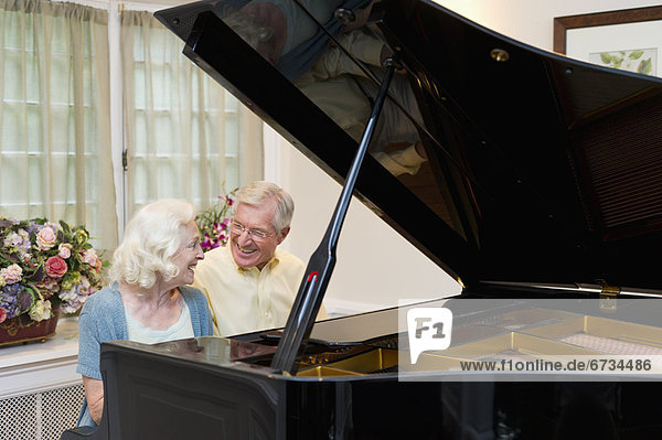 Senior  Senioren  Klavier  spielen