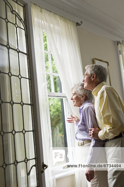 Senior  Senioren  sehen  Fenster  blättern