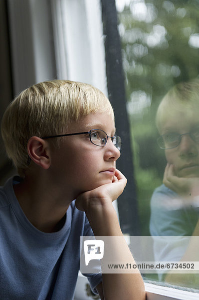 sehen  Fenster  Junge - Person  blättern  10-11 Jahre  10 bis 11 Jahre