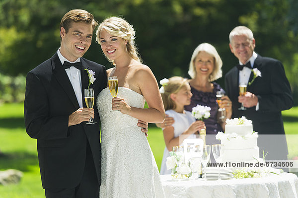 Braut  Bräutigam  Hochzeit  grüßen  Menschen im Hintergrund  Hintergrundperson  Hintergrundpersonen