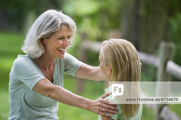 Zusammenhalt  lachen  Großmutter  10-11 Jahre  10 bis 11 Jahre  Mädchen