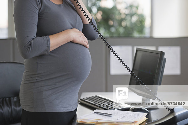 Frau  arbeiten  Schwangerschaft  Büro  jung