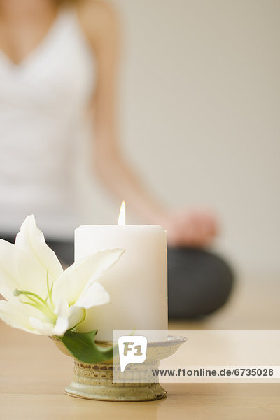 Studioaufnahme  Frau  Blume  üben  Hintergrund  Kerze  Yoga