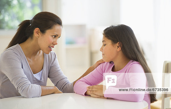 Interior zu Hause sprechen Tochter 10-11 Jahre 10 bis 11 Jahre Mutter - Mensch