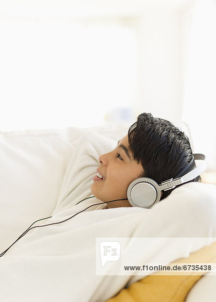 zuhören  Couch  Junge - Person  Musik  12-13 Jahre  12 bis 13 Jahre