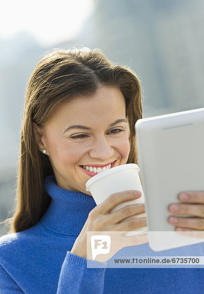 Außenaufnahme  benutzen  Frau  trinken  Tablet PC  Kaffee  freie Natur
