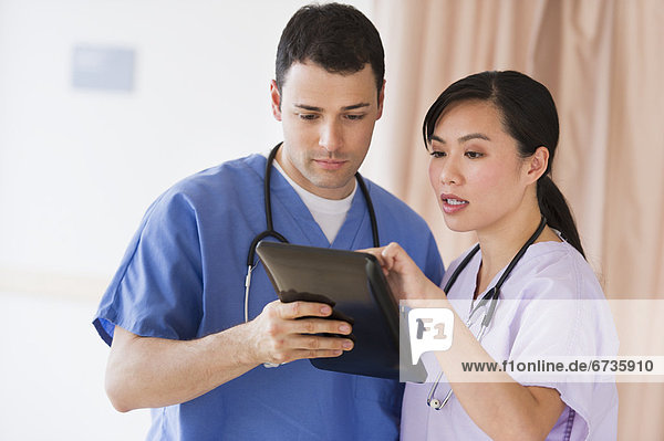 benutzen  Portrait  Arzt  Tablet PC  Krankenschwester  Schwester  Schwestern
